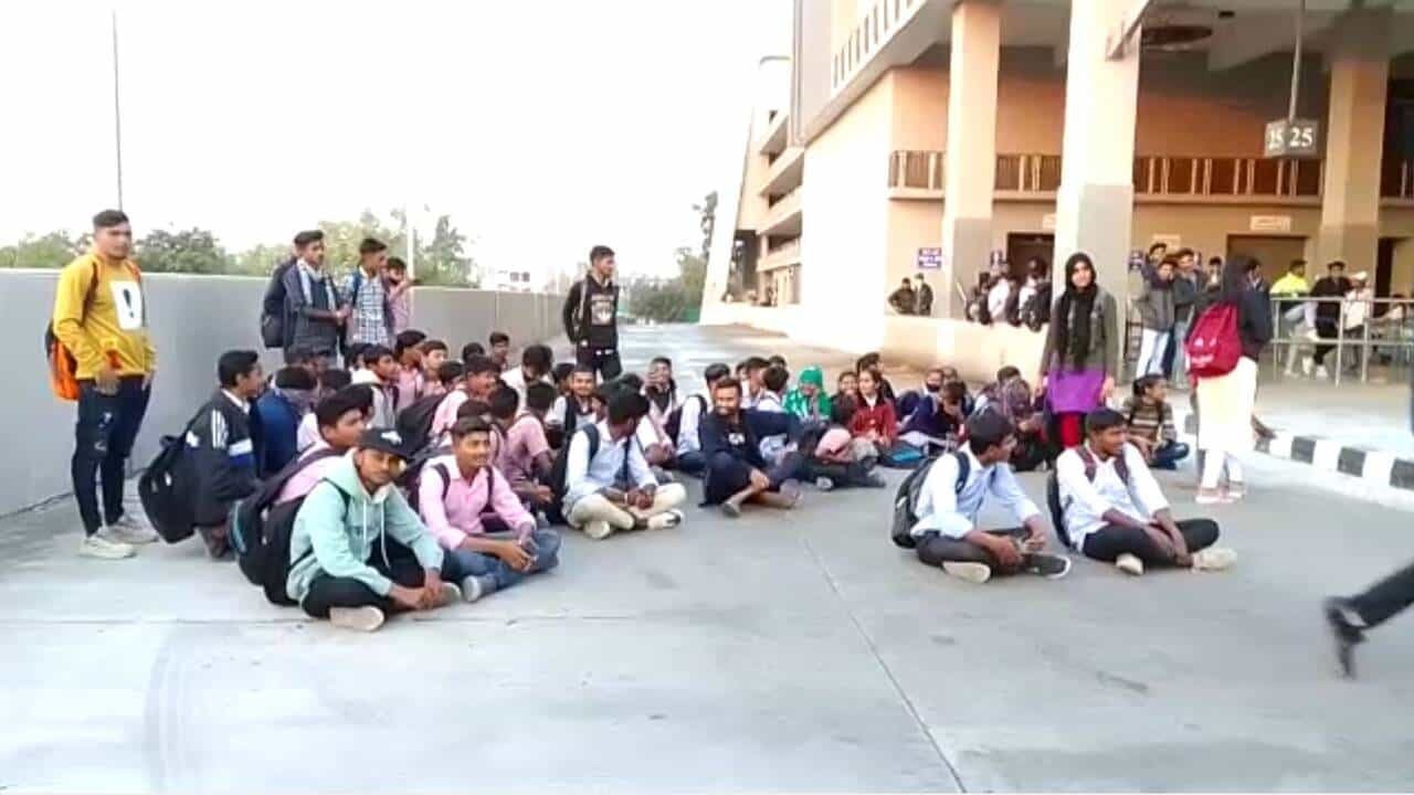 બનાસકાંઠા પાલનપુરના નવા ST બસપોર્ટ પર વિદ્યાર્થીઓનો ચક્કાજામ, નિયમિત બસ ન મળતા કર્યા ધરણા