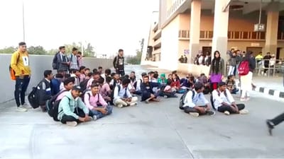 બનાસકાંઠા પાલનપુરના નવા ST બસપોર્ટ પર વિદ્યાર્થીઓનો ચક્કાજામ, નિયમિત બસ ન મળતા કર્યા ધરણા