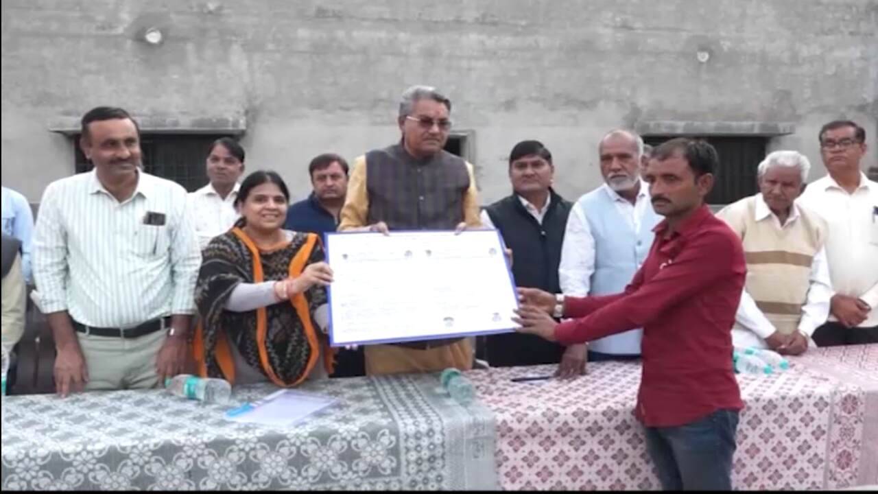 જામનગર: નથુવડલામાં ફુડ પોઈઝનિંગથી 43 પશુના મોત થતા કૃષિમંત્રી રાઘવજી પટેલે પશુપાલકને ચુકવી સહાય