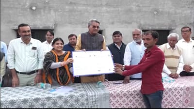 જામનગર: નથુવડલામાં ફુડ પોઈઝનિંગથી 43 પશુના મોત થતા કૃષિમંત્રી રાઘવજી પટેલે પશુપાલકને ચુકવી સહાય જામનગર: નથુવડલામાં ફુડ પોઈઝનિંગથી 43 પશુના મોત થતા કૃષિમંત્રી રાઘવજી પટેલે પશુપાલકને ચુકવી સહાય