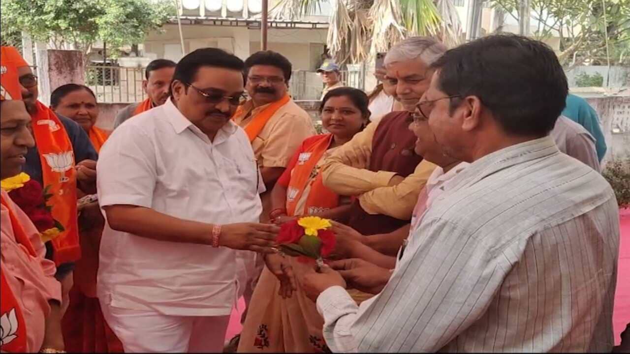 ગુજરાત ચૂંટણી 2022: સી આર પાટીલે છોટાઉદેપુરની લીધી ઓચિંતી મુલાકાત, તમામ બેઠકોના ઉમેદવારો સાથે કરી ચૂંટણીલક્ષી ચર્ચા