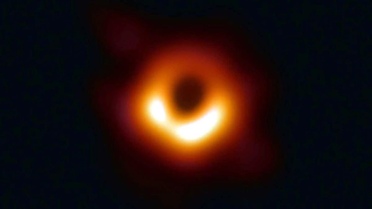 આ વર્ષે અવકાશગંગાની વચ્ચે એક બ્લેક હોલની શોધ જઈ છે. તેને સૈગિટેરિયસ એ નામ આપવામાં આવ્યુ છે. તે ધરતીથી 27 હજાર પ્રકાશવર્ષ દૂર છે. અને તેમાં 43 લાખ સૂરજનો સમાવેશ કરી શકાય એટલી વિશાળ છે. 