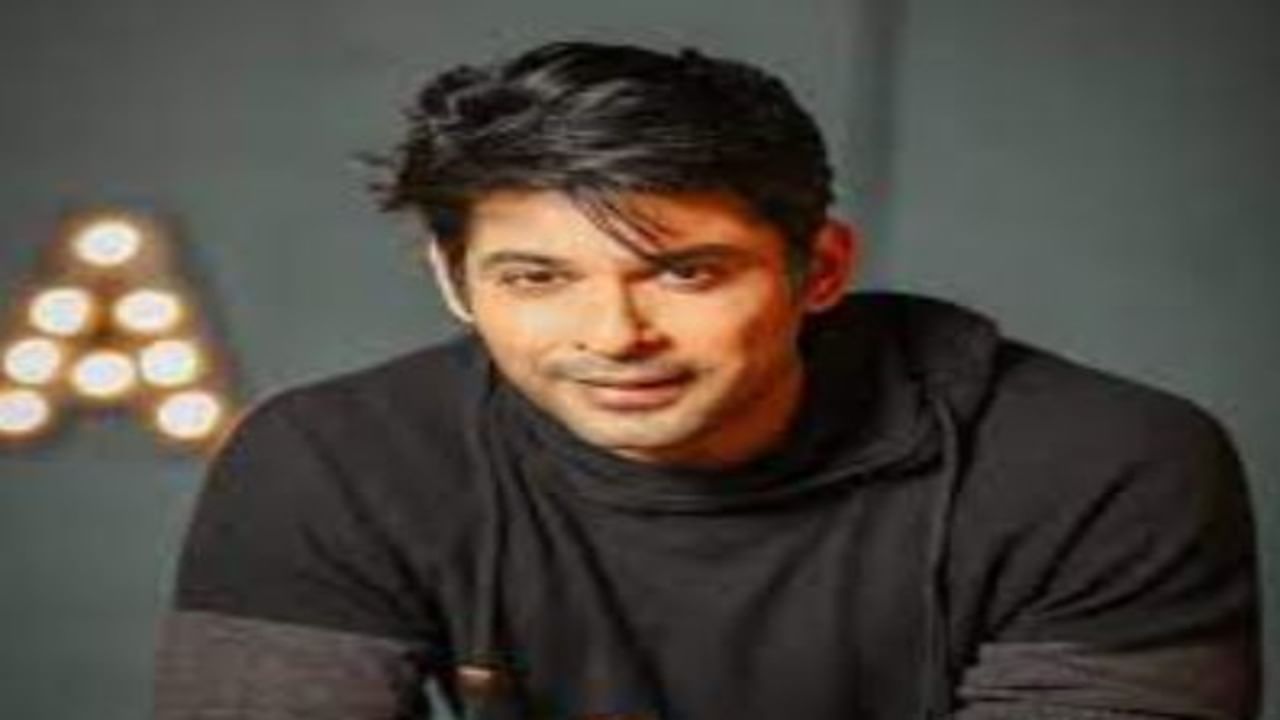 સિદ્ધાર્થનો જન્મ 12 ડિસેમ્બર 1980ના રોજ થયો હતો. તેમના પિતા અશોક શુક્લા મુંબઈમાં રિઝર્વ બેંકમાં નોકરી કરતા હતા. વર્ષ 2014માં પિતાનું અવસાન થયું હતું. સિદ્ધાર્થની માતાનું નામ રીટા શુક્લા છે. સિદ્ધાર્થ બે બહેનોમાં સૌથી નાનો ભાઈ હતો.