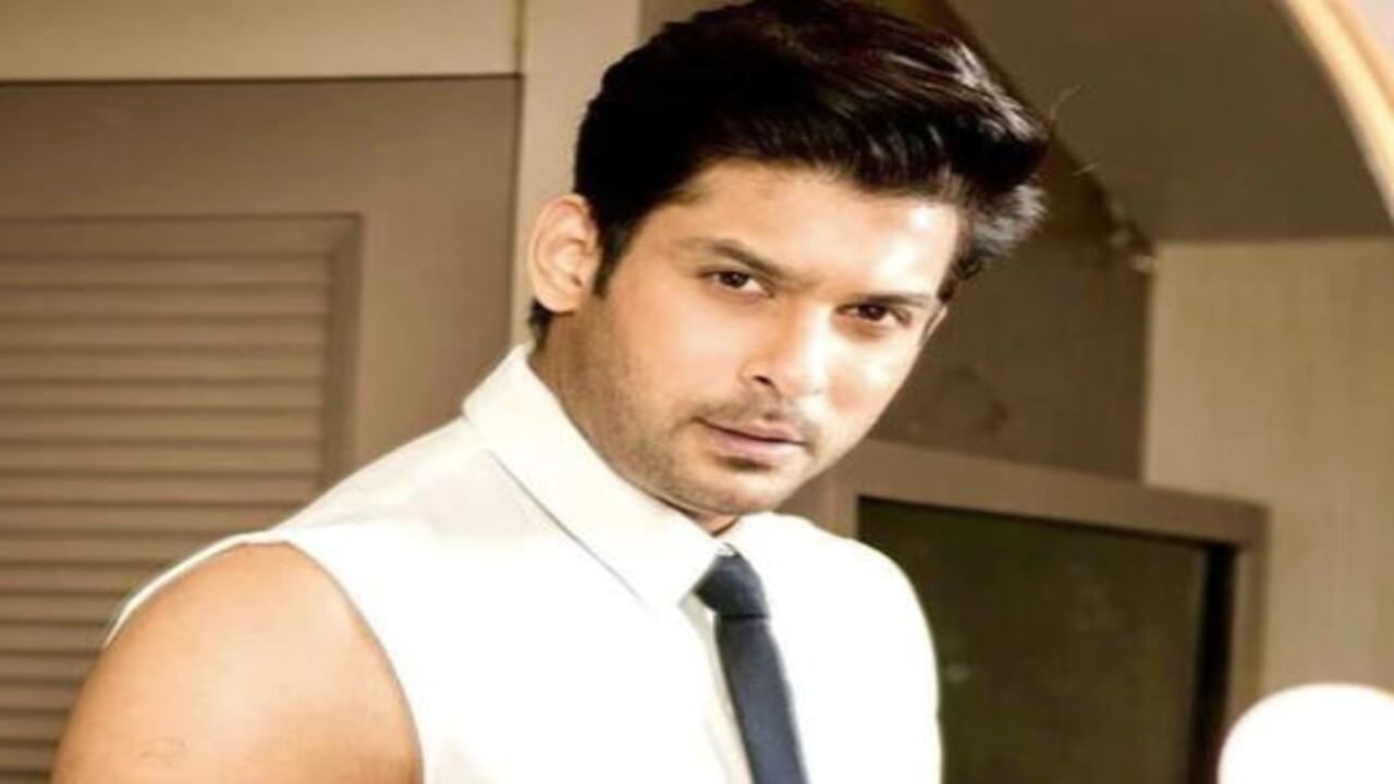 વર્ષ 2004માં સિદ્ધાર્થની માતાએ ન્યૂઝ પેપરમાં ગ્લેડ્રેગ્સ મેનહન્ટ સ્પર્ધાની જાહેરાત જોઈ અને કહ્યું કે, 'તું કોલોનીના છોકરાઓ વચ્ચે તારા શરીરની બોડી બતાવતો ફરે છે તો તારે આ બધું કરવું હોય તો આ ગ્લેડ્રેગ્સ મેનહન્ટ સ્પર્ધામાં ભાગ લે. માતાની વાત સાંભળીને સિદ્ધાર્થ સ્પર્ધામાં ભાગ લેવા ગયો અને જીતી ગયો.