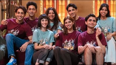 એક તરફ હાલમાં કિંગ ખાન શાહરૂખ ખાનની ફિલ્મ 'પઠાન'ને લઈને વિવાદ ચાલી રહ્યો છે, ત્યારે બીજી તરફ શાહરૂખ ખાનની દિકરી સુહાના ખાને ધ આર્ચીજનું શૂટિંગ પૂરૂ કરી લીધુ છે. આ ફિલ્મ ઝોયા અખ્તરની છે. શૂટિંગ પૂર્ણ થયાની જાણકારી ઈન્સ્ટાગ્રામ પર તસ્વીરો શેયર કરીને આપી છે. (PC- Instagram)