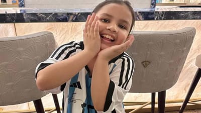 મેસ્સી છેલ્લા કેટલાક દિવસોથી ચર્ચામાં રહ્યો છે. કતારમાં રમાયેલા ફિફા વર્લ્ડકપમાં તેનું સપનું પુરુ થયું છે, આખી દુનિયામાં મેસ્સીનું નામ ગુંજી રહ્યું છે. ભારતમાં મેસ્સીની જીતનો જશ્ન મનાવવામાં આવી રહ્યો છે. આર્જેન્ટિનાના સ્ટારે ભારતના દિગ્ગજ ક્રિકેટર એમએસ ધોનીની પુત્રી જીવાને ગિફટ આપી છે.(ZIVA SINGH DHONI instagram)