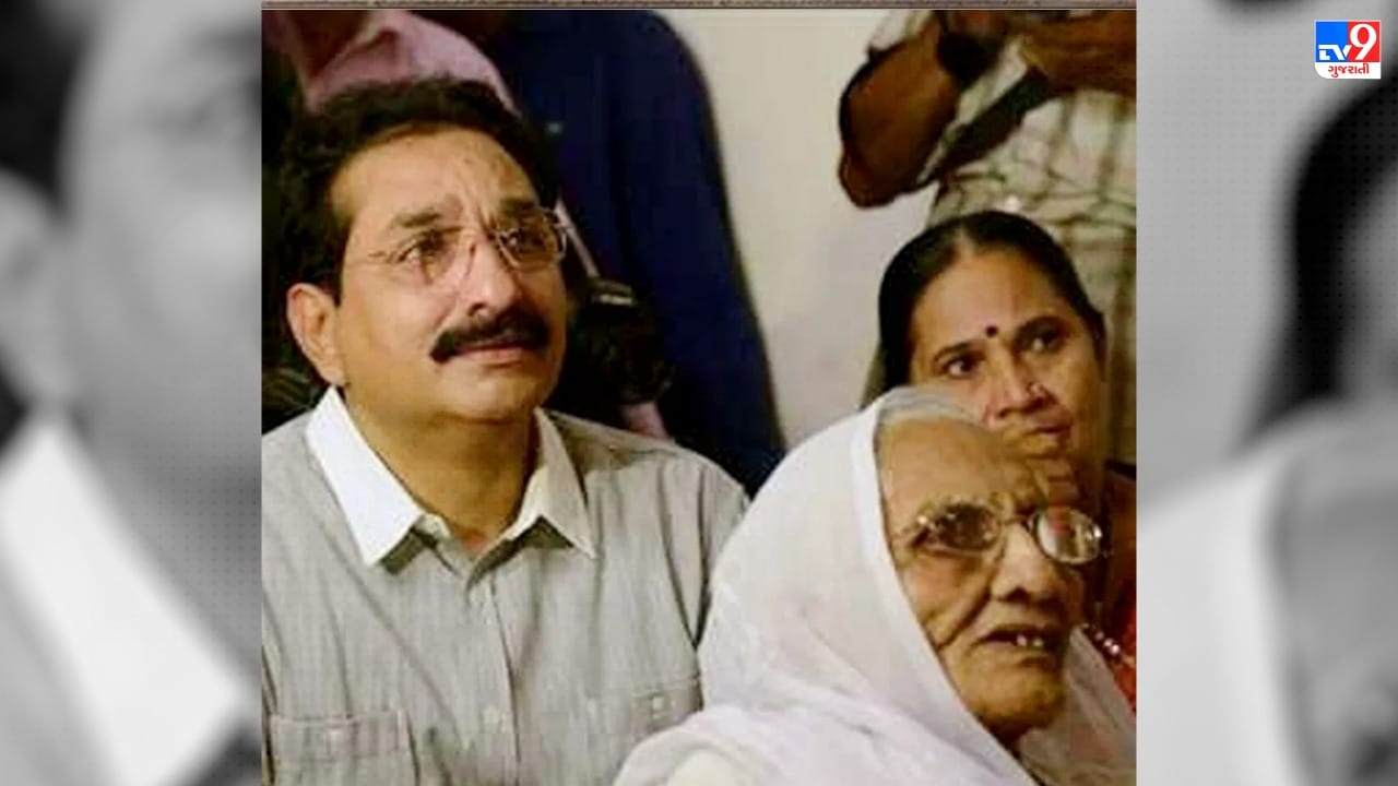 PM Modi Brother : નરેન્દ્ર મોદીના સૌથી નાના ભાઈ પંકજભાઈ મોદી ગાંધીનગરમાં રહે છે. તેમની પત્નીનું નામ સીતાબેન છે. તેઓ માહિતી ખાતામાંથી નિવૃત્ત થયા છે. પંકજ મોદી તેની માતા હીરાબેન સાથે રહતા હતા. પીએમ મોદી તેમની માતાને મળવા આવતા હતા.