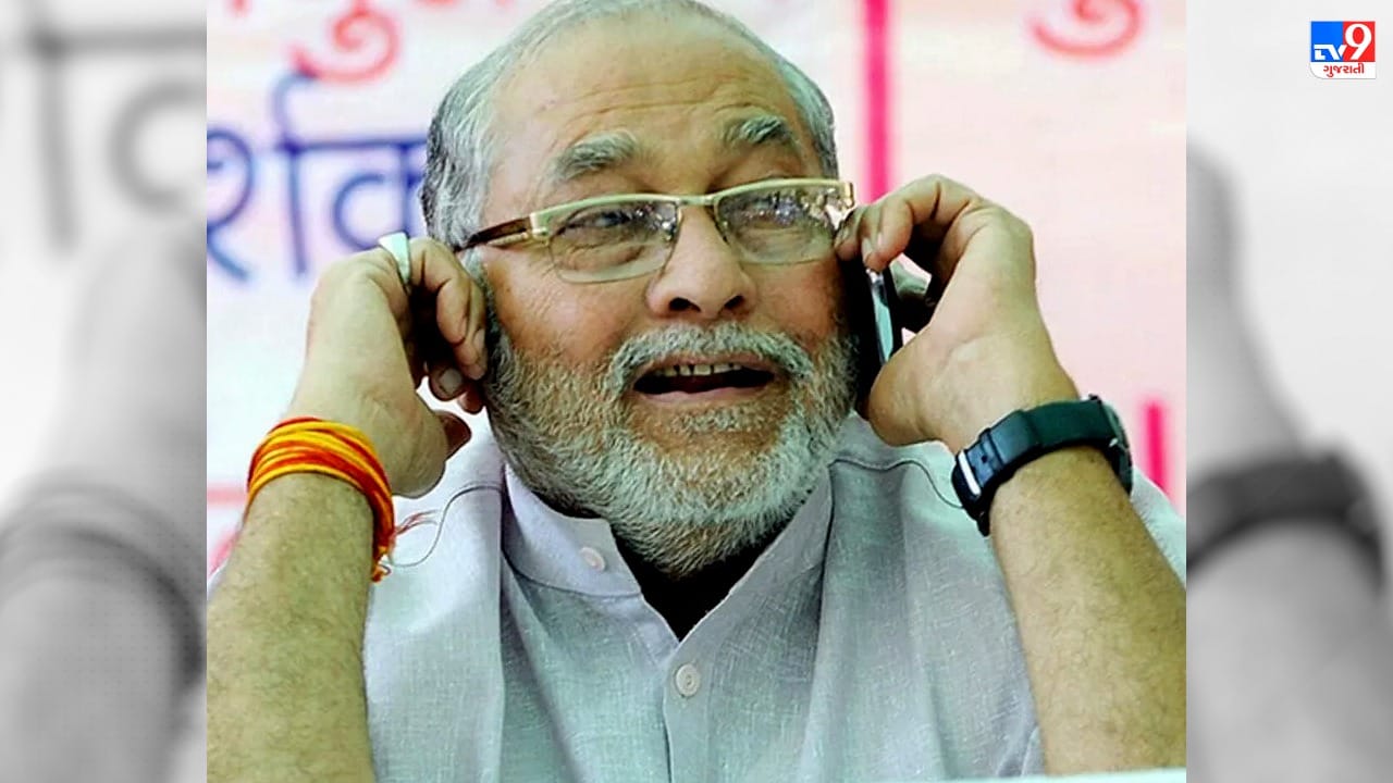 PM Modi Brother : નરેન્દ્ર મોદીના બીજા ભાઈનું નામ પ્રહલાદ મોદી છે. તેઓ પીએમ મોદી કરતા 2 વર્ષ નાના છે. મીડિયા રિપોર્ટ્સ અનુસાર, અમદાવાદમાં તેની કરિયાણાની દુકાન છે અને તેની પાસે ટાયરનો શોરૂમ પણ છે. એક ઈન્ટરવ્યુમાં તેણે કહ્યું કે તે અને પીએમ મોદી બહુ ઓછા મળતા હતા.