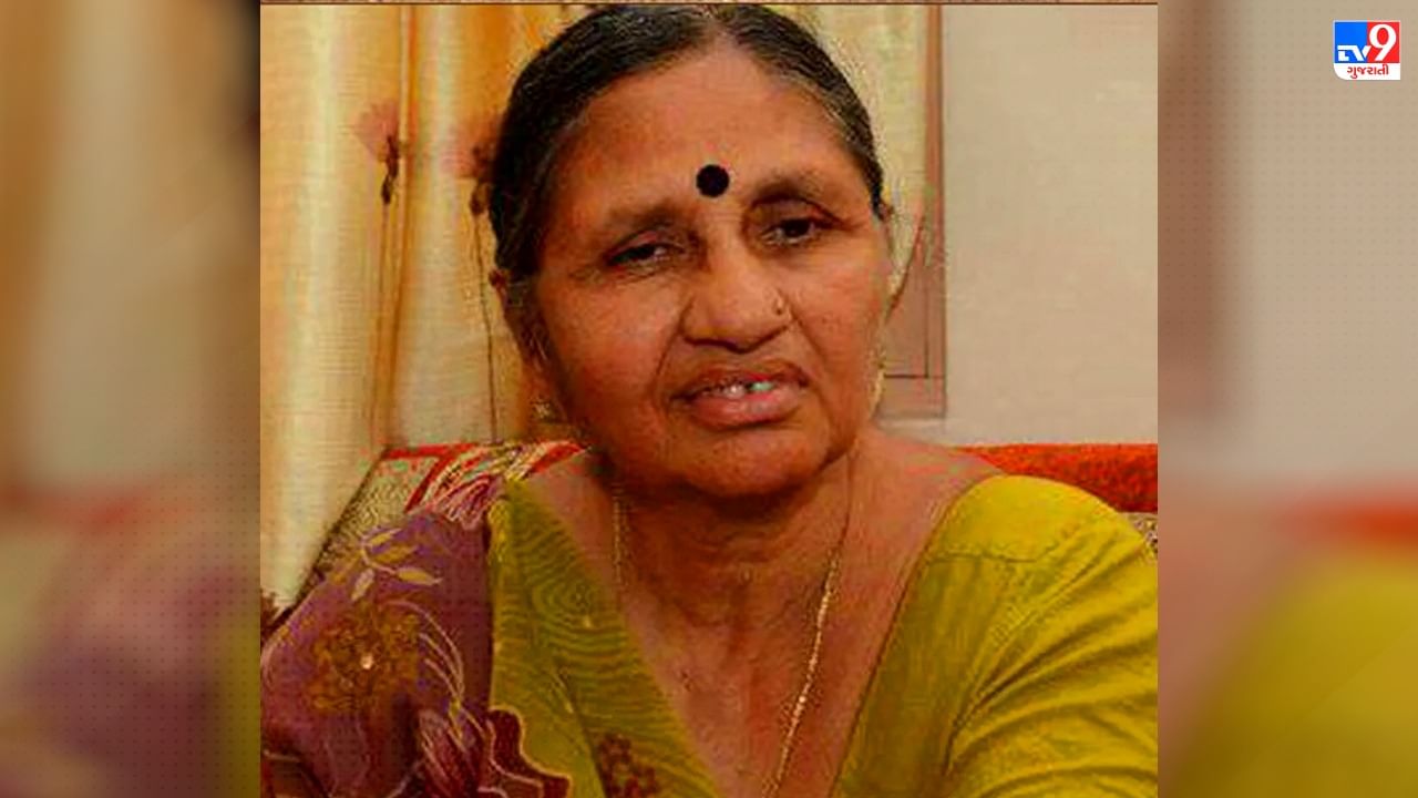 PM Modi Sister: નરેન્દ્ર મોદીના ભાઈઓ વિશે વાત કરતા પહેલા તેમની બહેન વિશે જાણી લઈએ. પીએમ મોદીની એક જ બહેન છે - વસંતીબેન તે ગૃહિણી છે. તેમના પતિનું નામ હસમુખ ભાઈ છે. તે LIC એટલે કે લાઈફ ઈન્સ્યોરન્સ કોર્પોરેશન ઓફ ઈન્ડિયામાં કામ કરતા હતા.