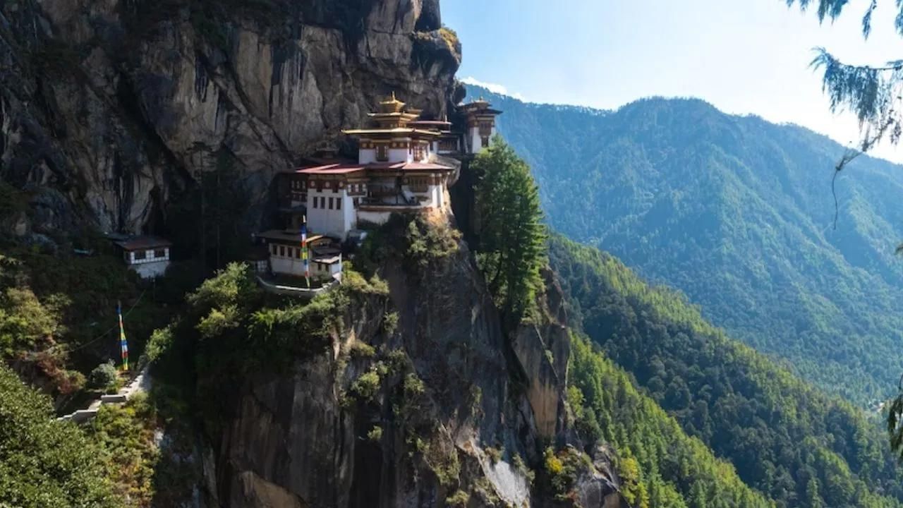 Tiger's Nest Monastery: ભૂટાનની આ મોનેસ્ટ્રી ખુબ જ ખાસ છે. કહેવામાં આવે છે બોદ્ધ ઘર્મના સંસ્થાકપ ગુરુ રિનપોછે આ જગ્યા પર 8મી સદીમાં ધ્યાન કર્યું હતું. 