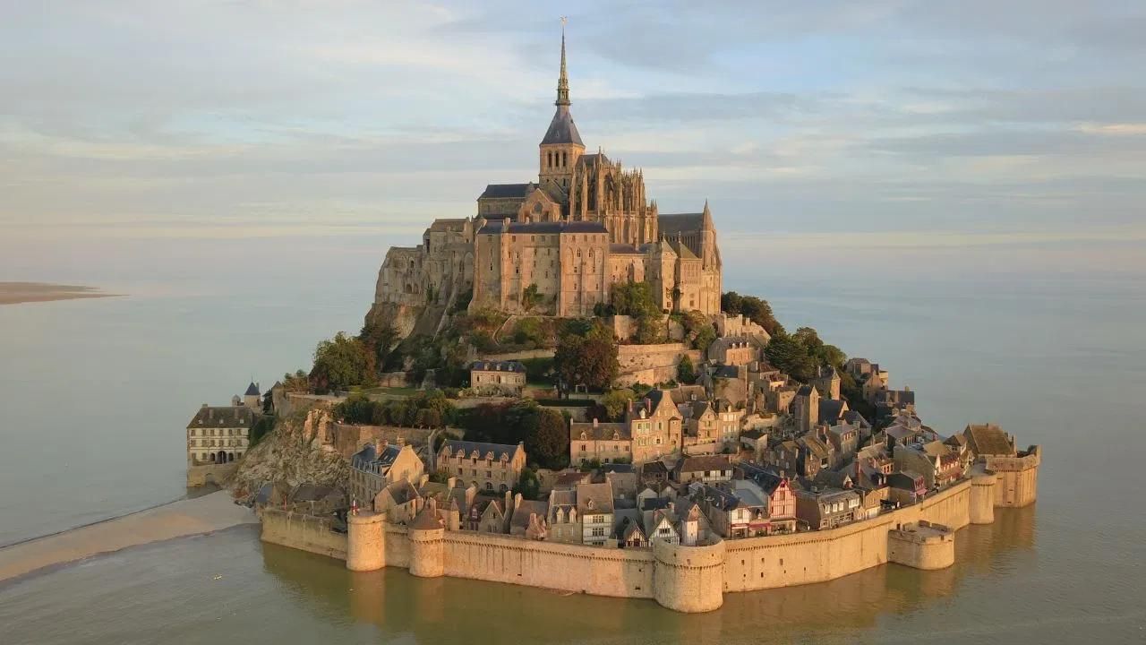 Mont Saint-Michel: ફ્રાન્સમાં બનેલ આ મહેલને વન્ડર ઓફ વેસ્ટ તરીકે પણ ઓળખવામાં આવે છે. લગભગ 1 હજાર વર્ષ પહેલા 1023 ઈસ્વીમાં ગોથિક સ્ટાઈલમાં તેનું નિર્માણ કરવામાં આવ્યું હતું. 