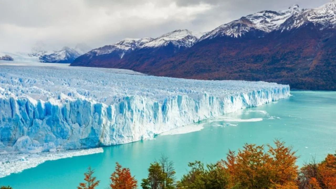 Perito Moreno Glacier: ફોટોમાં જોવા મળતું ગ્લેશિયર આર્જેન્ટિનામાં છે. આ ગ્લેશિયર 100 સ્કેવર મીલમાં ફેલાયેલું છે અને તેની ઊંચાઈ લગભગ 200 ફીટ છે. 