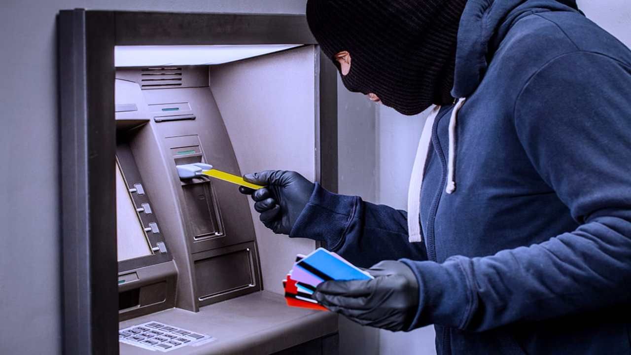 ATM સાથે છેડછાડની અનોખી પદ્ધતિ, ખાતામાં પૈસા જમા કરાવી કરતા હતા છેતરપિંડી