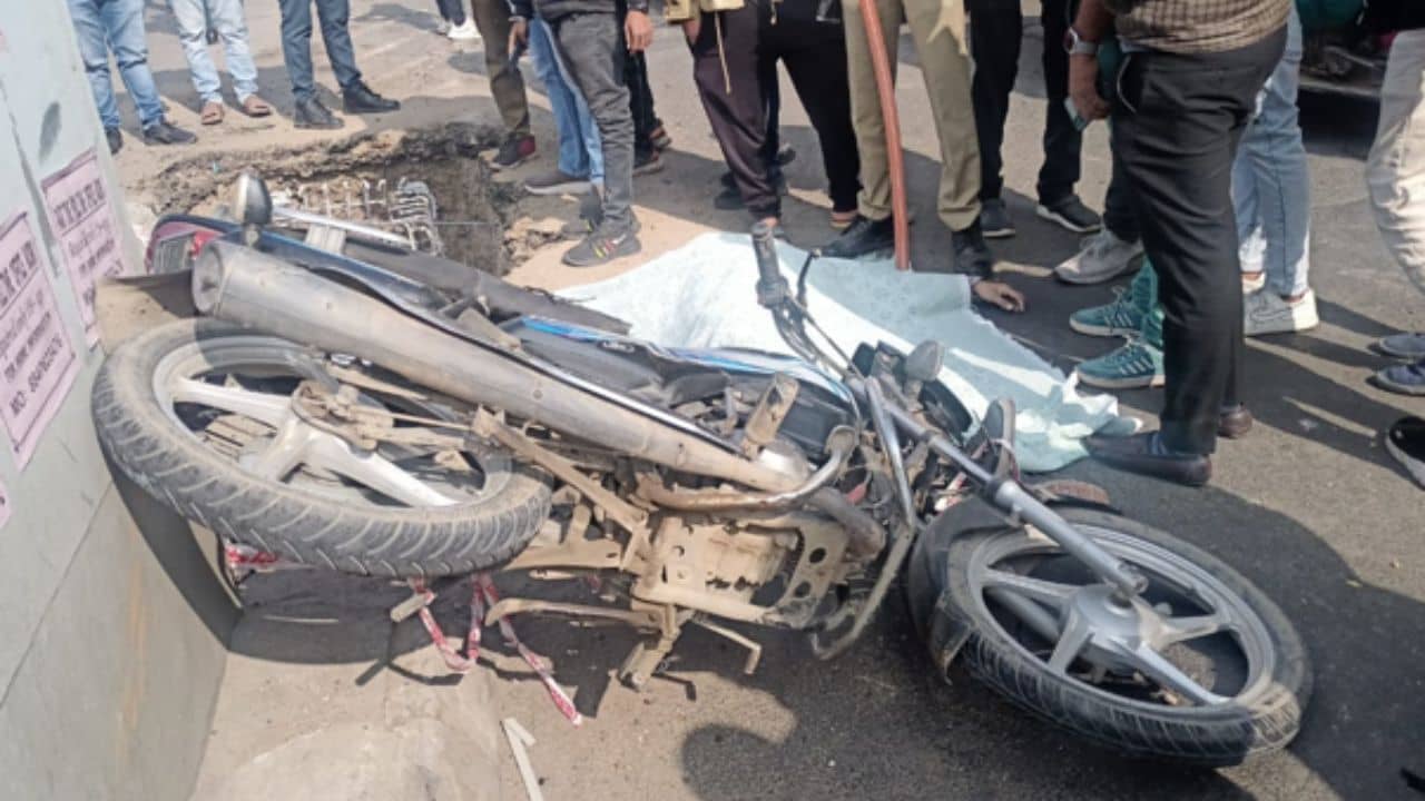 Gujarat video : રાજકોટના મહાનગરપાલિકાની બેદરકારીએ વધુ એક યુવકનો ભોગ લીધો, જુઓ Video