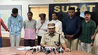 Surat : સુરતમાં ચિલ્ડ્રન બેન્કની નોટોને અસલી નોટો વચ્ચે મૂકીને લોકોને પધરાવવાનો ખેલ, 6 લોકોની ધરપકડ