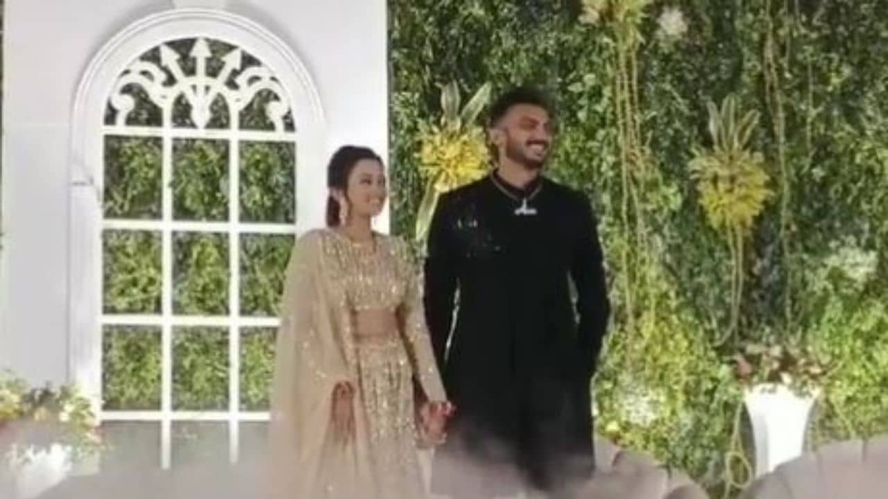 Gujarati Video : નડિયાદમાં ક્રિકેટર અક્ષર પટેલનું રિસેપ્શન યોજાયું, જીવનની નવી ઇનિંગ શરૂ કરી