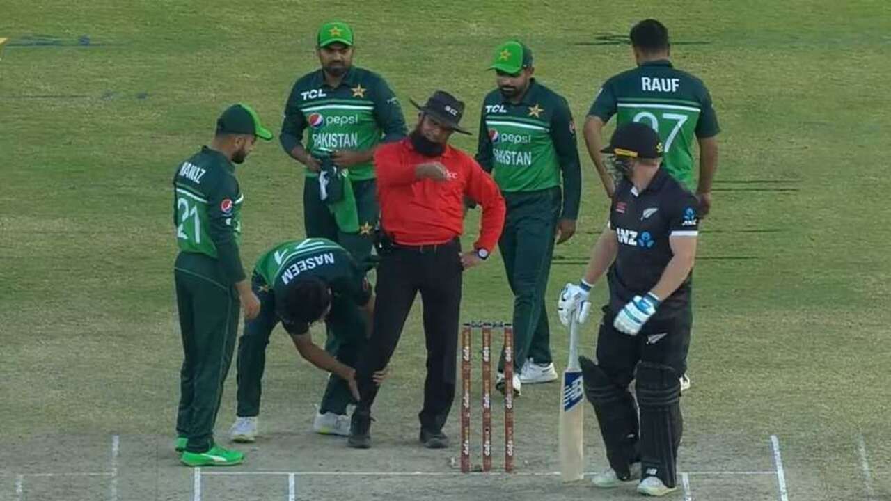 PAK vs NZ અરે આ શુ? Live મેચમાં અંપાયરને પગે પડીને માલીશ કરવા લાગ્યો નસીમ શાહ, પાકિસ્તાનમાં ખેલાડીની સેવા! Video
