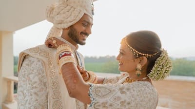 ભારતીય ક્રિકેટ ટીમના સ્ટાર ખેલાડી કેએલ રાહુલે તાજેતરમાં લગ્ન કર્યા હતા. ત્યાર બાદ અક્ષર પટેલે પણ હવે લગ્નના બંધનમાં બંધાઈ ચુક્યો છે. અક્ષર પટેલે ગુરુવાર, 26 જાન્યુઆરી એ ગર્લફ્રેન્ડ મેહા પટેલ સાથે લગ્ન કર્યા હતા. અક્ષર પટેલે 20 જાન્યુઆરી 2022 એ પોતાના જન્મદિવસે મેહાને લગ્ન માટે પ્રપોઝ કર્યુ હતુ અને હવે બરાબર એક વર્ષ બાદ બંનેએ સાત ફેરા ફરી લીધા છે.