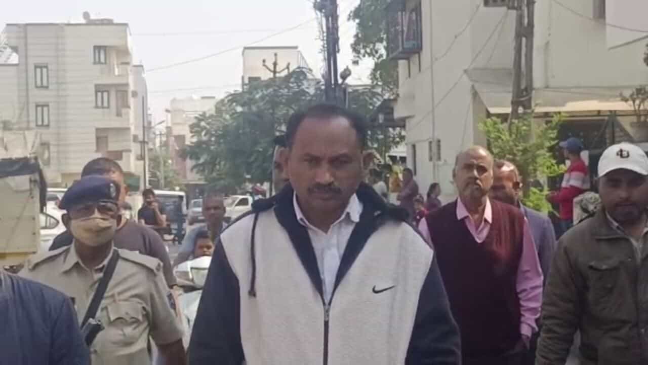 Vadodara : 100 કરોડની જમીન પચાવી પાડવાનો કેસ, આરોપી સંજયસિંહના બે બેંક ખાતામાંથી દોઢ કરોડના ટ્રાન્ઝેક્શન મળ્યા