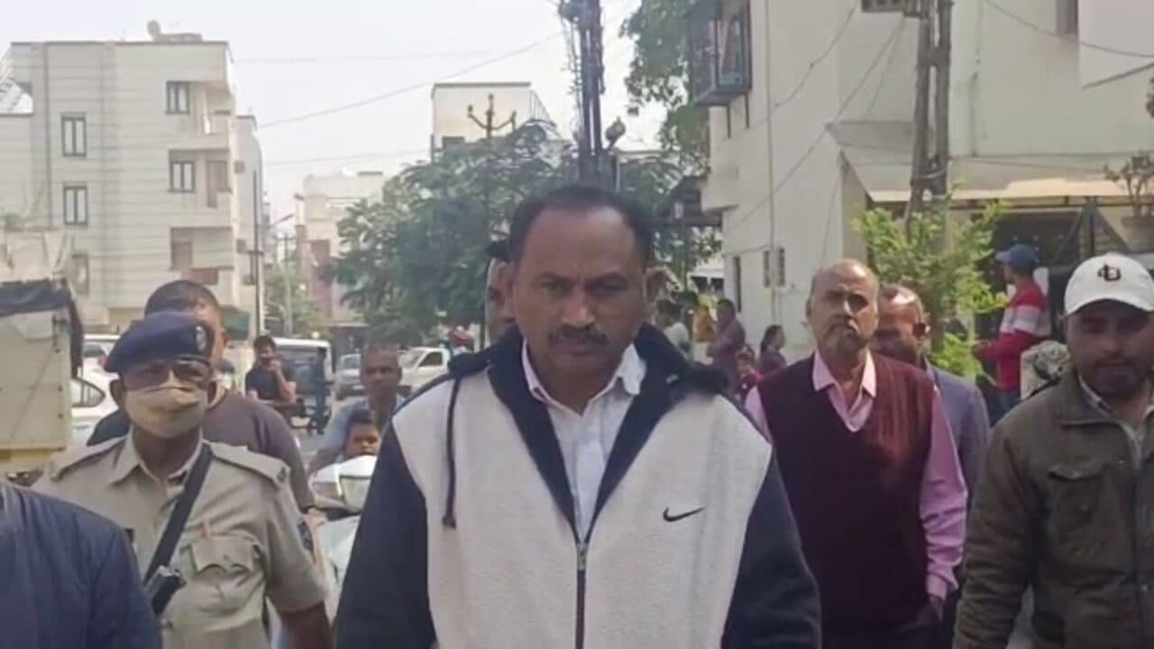 Vadodara : 100 કરોડની જમીન પચાવી પાડવાનો કેસ, આરોપી સંજયસિંહના બે બેંક ખાતામાંથી દોઢ કરોડના ટ્રાન્ઝેક્શન મળ્યા