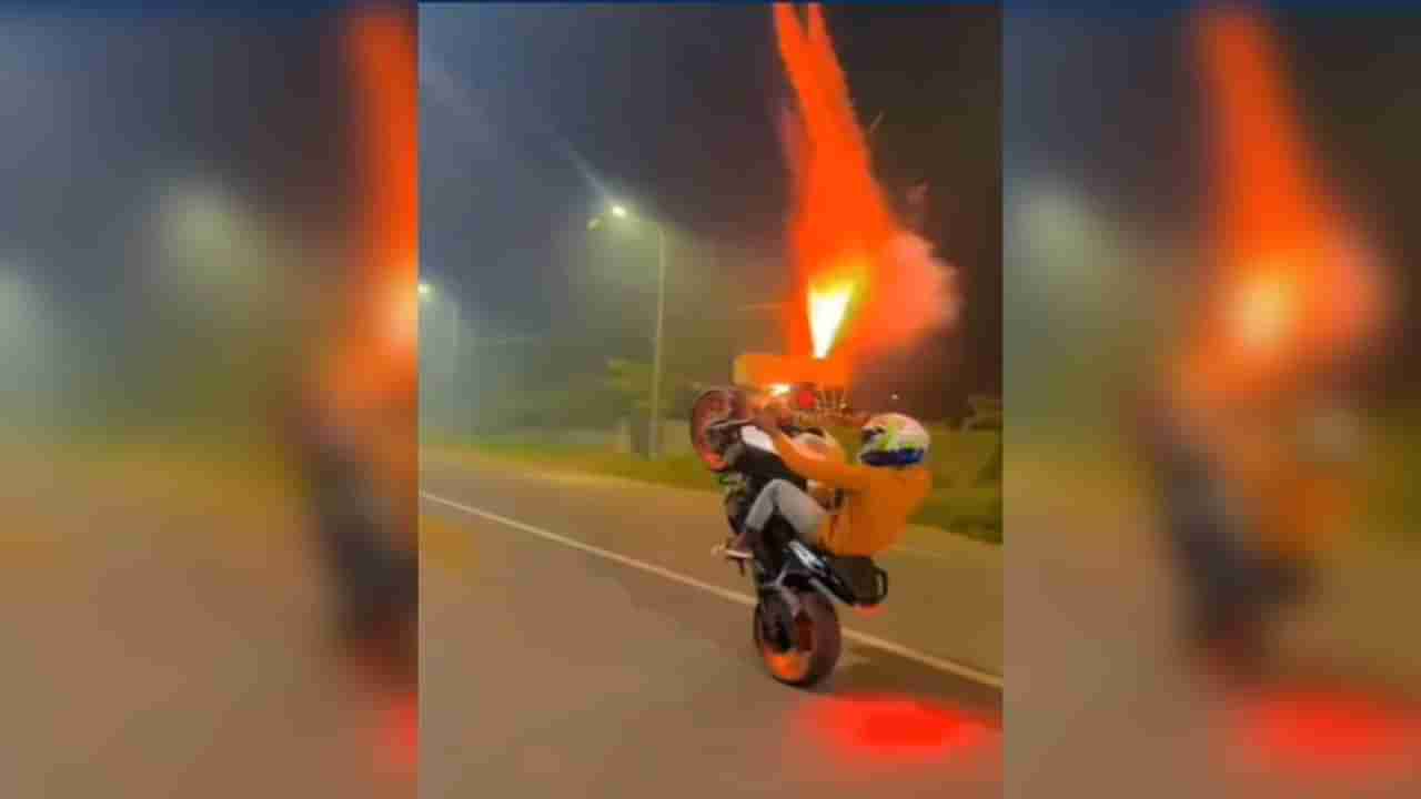 Stunt Viral Video : રસ્તા પર સ્ટંટ બતાવવાની સાથે એક વ્યક્તિ ફટાકડા ફોડતો જોવા મળ્યો, લોકોએ કહ્યું-તેને 1001 તોપોની સલામી આપો