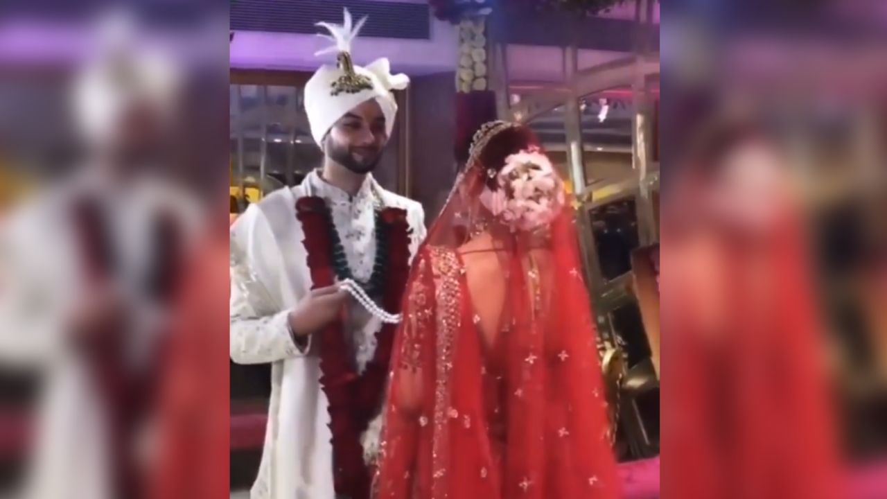 Wedding Video : વર-કન્યાનો રોમેન્ટિક અંદાજ...વરમાલા દરમિયાન વરરાજાએ દુલ્હન પાસે માંગી આવી વસ્તુ, સંબંધીઓ શરમથી થયા લાલ
