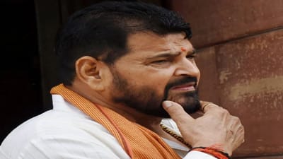 ભારતીય રેસલિંગ ફેડરેશનના પ્રમુખ બ્રિજ ભૂષણ સિંહ મોટી મુશ્કેલીમાં છે. કુસ્તીબાજો દ્વારા લગાવવામાં આવેલા ગંભીર આરોપો બાદ હવે સમાચાર આવી રહ્યા છે કે બ્રિજ ભૂષણને WFI પ્રમુખ પદેથી હટાવી શકાય છે. (PC-PTI)