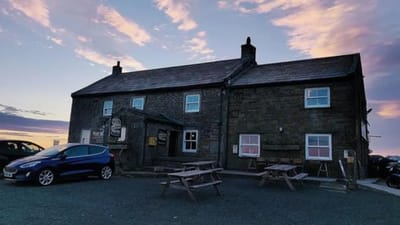 તમે ભારત સહિત વિશ્વભરના તમામ પ્રખ્યાત પબ વિશે સાંભળ્યું હશે. પરંતુ બ્રિટનનું  Tan Hill In પબ પોતાનામાં ખૂબ જ ખાસ છે. તેનું કારણ છે આ પબ સૌથી વધુ ઊંચાઈ પર બનેલ પબ. જી હા, બ્રિટનનું આ પબ સૌથી વધુ ઊંચાઈ પર બનેલ છે.
