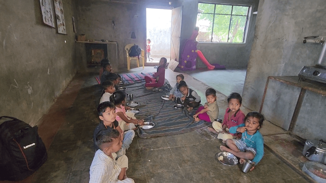Chhota Udepur : વઘાચ અને ખીચડીયા ગામમાં છેલ્લા 12 વર્ષથી આંગણવાડી જર્જરિત, સરકાર સમસ્યાનો ઉકેલ લાવે તેવી માગ