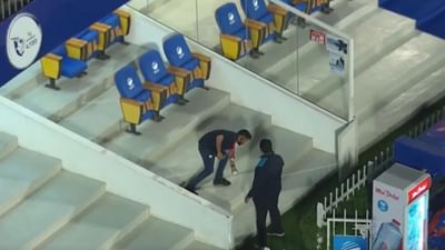 IL20: ક્રિકેટરે એવી સિક્સ ફટકારી કે સ્ટેડિયમની બહાર પડ્યો બોલ, દડો લઈને ચાહક ભાગ્યો જુઓ Video