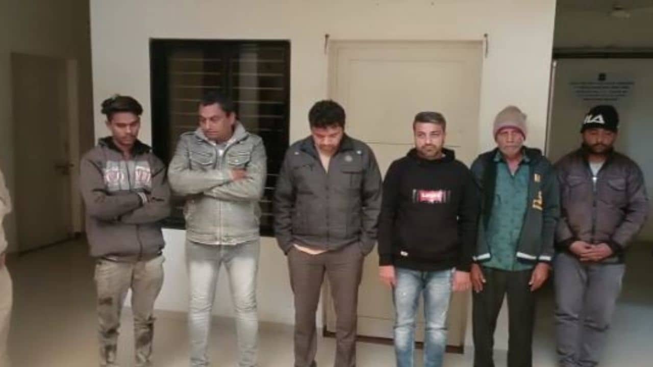 Rajkot : ધોરાજીમાં લોકદરબાર બાદ વ્યાજખોરો વિરુદ્ધ નોંધાઇ ફરિયાદ, આઠ વ્યાજખોરોની ધરપકડ