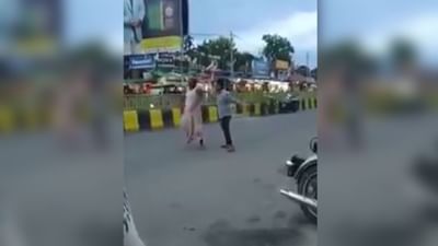 Funny Viral video : દારૂડિયાઓએ રસ્તા વચ્ચે કર્યો કદમતાલ, લોકોએ કહ્યું-આની દેશભક્તિ જુઓ