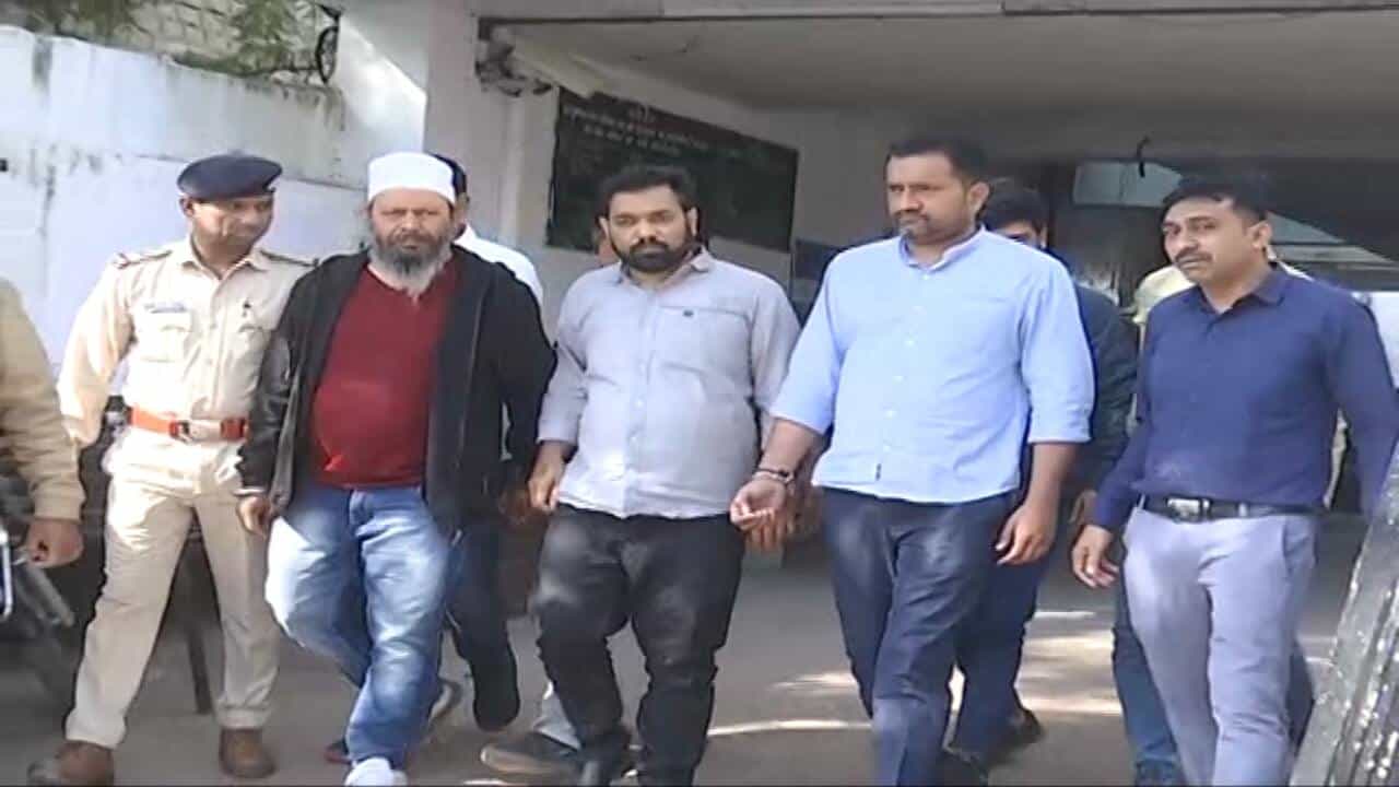 Video : રાજકોટમાં નકલી ચલણી નોટો ઘૂસાડવાના કૌભાંડનો પર્દાફાશ, પોલીસે પાંચ શખ્સોની ધરપકડ કરી