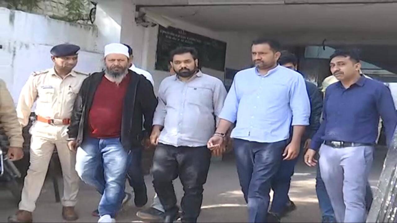 Video : રાજકોટમાં નકલી ચલણી નોટો ઘૂસાડવાના કૌભાંડનો પર્દાફાશ, પોલીસે પાંચ શખ્સોની ધરપકડ કરી