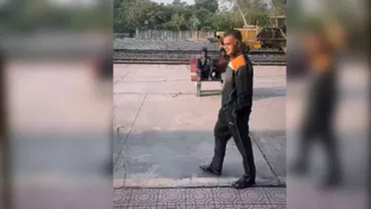 Insta Viral video : રેલવે સ્ટેશન પર પુત્રને મૂકવા આવેલા પિતાએ કર્યું એવું કામ કે Video થઈ ગયો વાયરલ, જુઓ ભાવુક કરી દેતો વીડિયો