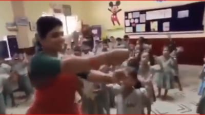 Twitter video : 'હર-હર શંભુ' ગીત પર મહિલા શિક્ષિકાનો ડાન્સ થયો વાયરલ, કેનેડિયન લેખક અને પત્રકારે કર્યુ ટ્વિટ