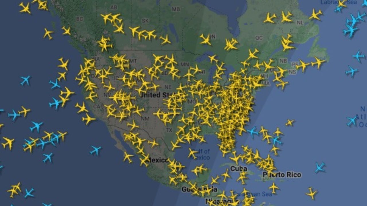 અમેરિકામાં વિમાન સેવા ઠપ્પ, હજારો મુસાફરો એરપોર્ટ પર ફસાયા, 1200 ફ્લાઈટ્સ મોડી પડી અને 93 રદ કરવામાં આવી