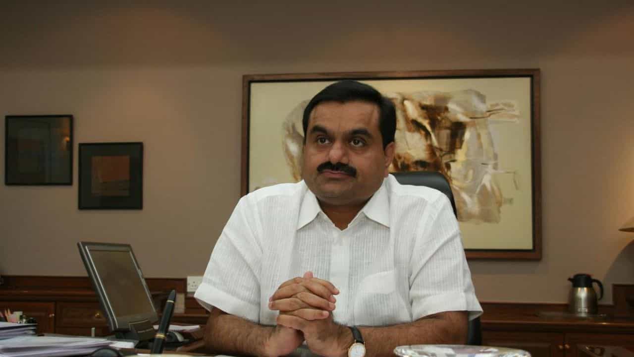 Share Market : સેન્સેક્સ પટકાઈને તેજી તરફ વધ્યો, સસ્તી કિંમતે Gautam Adani ની કંપનીઓના શેર ખરીદવા પડાપડી થઈ