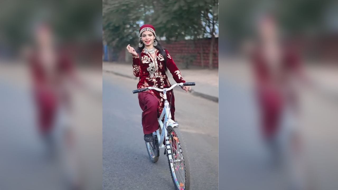 Stunt Viral Video: સાઈકલ ચલાવતી વખતે છોકરીએ 'પતલી કમરિયા...' પર કર્યો ડાન્સ, સ્ટંટે લોકોના હોંશ ઉડાવ્યા
