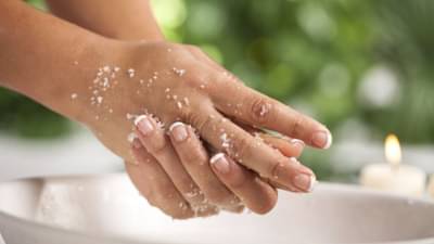 આ Homemade Hand Scrub વડે નરમ અને ચમકતી ત્વચા મેળવો, જાણી લો બનાવવાની રીત