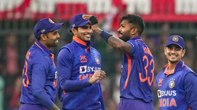 આજે શુક્રવારે રાંચીમાં ટી20 સિરીઝની પ્રથમ મેચ રમાશે. ભારત અને ન્યુઝીલેન્ડ વચ્ચે 3 મેચોની ટી20 સિરીઝ રમાનારી છે. ભારતીય ટીમ સામે વનડે સિરીઝમાં ન્યુઝીલેન્ડની ટીમનો ક્લીન સ્વીપ થઈ ગયો હતો. રોહિત શર્મા અને વિરાટ કોહલી જેવા સિનિયર ખેલાડીઓની ગેરહાજરીમાં ટીમ ઈન્ડિયા કિવી ટીમના વનડે જેવા હાલ કરવા ઇચ્છશે. બંને ટીમોના ટી20 રેકોર્ડસ પર એક નજર કરીએ.