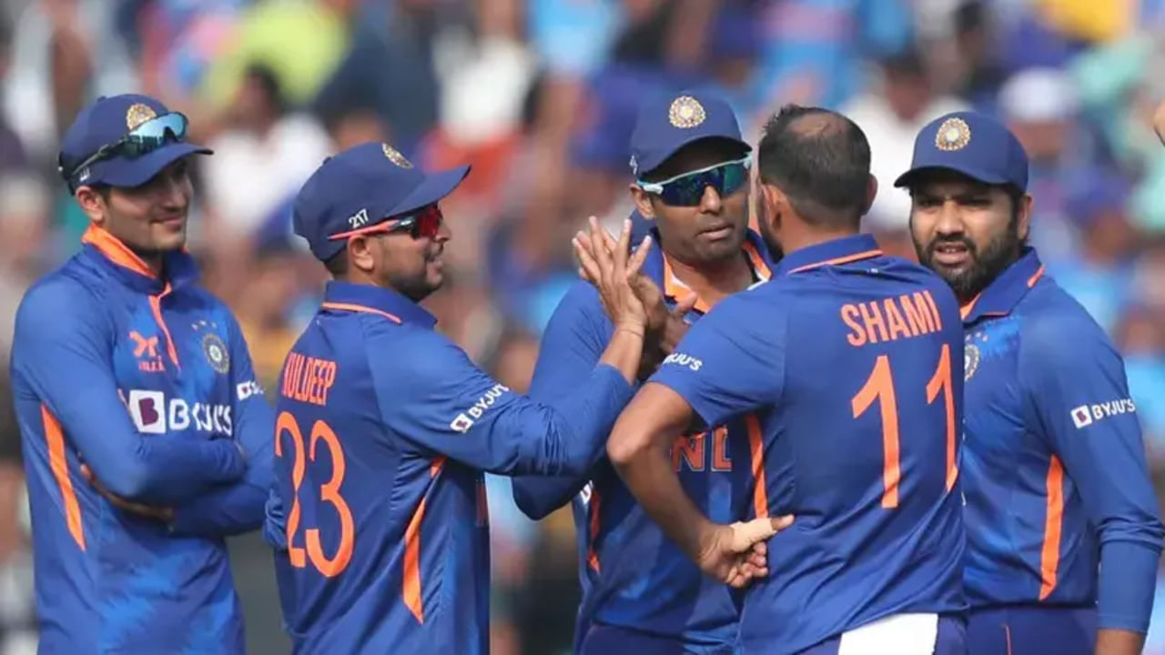 हैदराबाद में शुभमन गिल के दोहरे शतक से भारतीय टीम हिल गई थी. इसके बाद भारतीय गेंदबाजों ने न्यूजीलैंड को रायपुर में 108 रनों पर ढेर कर दिया. इस तरह कमल पहले मैच में बल्ले और गेंद दोनों के साथ नजर आए। अब इंदौर की बारी है। जहां टीम इंडिया के पास कीवी टीम को क्लीन स्वीप करने का मौका है.