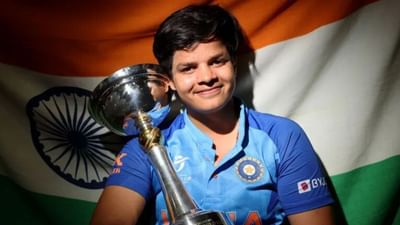 ભારતની મહિલા ટીમે રવિવારે પ્રથમ વખત યોજાઈ રહેલા અંડર-19 મહિલા T20 વર્લ્ડ કપનું ટાઈટલ જીત્યું. શેફાલી વર્માની કેપ્ટન્સીમાં ભારતે ફાઈનલ મેચમાં ઈંગ્લેન્ડને હરાવ્યું હતું. આ જીત સાથે શેફાલી વર્મા મોહમ્મદ કૈફ, વિરાટ કોહલી, પૃથ્વી શૉ જેવા ખેલાડીઓ સાથે એક ખાસ ક્લબમાં સામેલ થઈ ગઈ છે. શેફાલી દેશને અંડર 19 વર્લ્ડ કપ જીતાડનારી છઠ્ઠી કેપ્ટન છે. જોકે તે સૌથી ખાસ છે કારણ કે આવું કરનાર તે પ્રથમ મહિલા કેપ્ટન છે