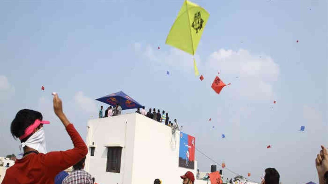 અમદાવાદ: ઉત્તરાયણ માટે પોળોના ધાબાના ભાડામાં ધરખમ વધારો, 25 હજારથી લઈ 3 લાખ  સુધી બોલાયા ભાડા - Gujarati News | AHMEDABAD Drastic increase in the rent  of half roofs for Uttarayan from