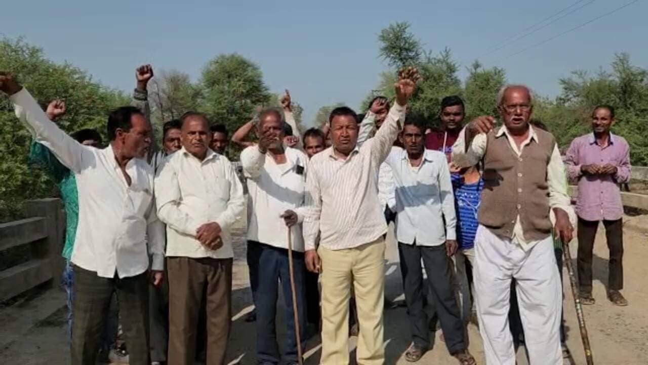 Gujarati Video : ખેડાના ધરોડા ગામમાં બિસ્માર રસ્તાથી ગ્રામજનો પરેશાન, રજૂઆતો ધ્યાને ન લેવાતા ગ્રામજનોનો વિરોધ