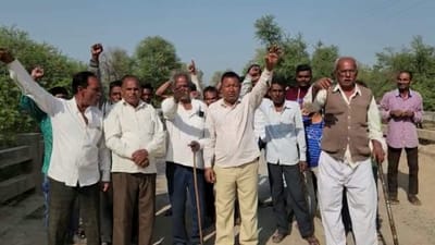 Gujarati Video : ખેડાના ધરોડા ગામમાં બિસ્માર રસ્તાથી ગ્રામજનો પરેશાન, રજૂઆતો ધ્યાને ન લેવાતા ગ્રામજનોનો વિરોધ