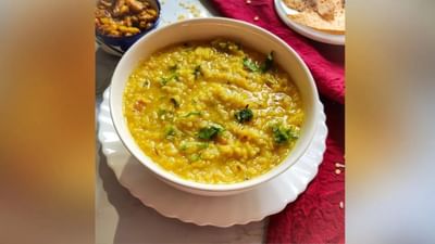 ખીચડી એક ઝડપથી બનતું વ્યજંન છે. આ પૌષ્ટિક વ્યજંન સરળતાથી અને ઝડપથી બની જાય છે. ચોખા અને દાળથી બનતું આ પારંપરિક વ્યંજન શાકભાજી અને મસાલાથી ભરપૂર હોય છે. 