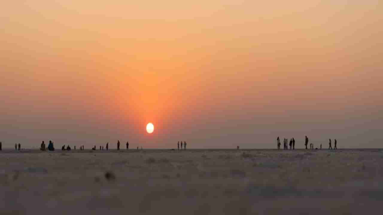 Kutch : નવા વર્ષને આવકારવા ઊમટી પડયાં પ્રવાસીઓ, સહેલાણીઓએ રણમાંથી નિહાળ્યો વર્ષનો છેલ્લો સૂર્યાસ્ત