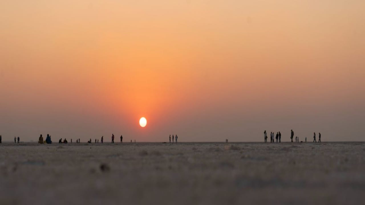 Kutch : નવા વર્ષને આવકારવા ઊમટી પડયાં પ્રવાસીઓ, સહેલાણીઓએ રણમાંથી નિહાળ્યો વર્ષનો છેલ્લો સૂર્યાસ્ત