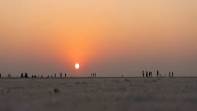 Kutch : નવા વર્ષને આવકારવા ઊમટી પડયાં પ્રવાસીઓ, સહેલાણીઓએ રણમાંથી નિહાળ્યો વર્ષનો છેલ્લો સૂર્યાસ્ત